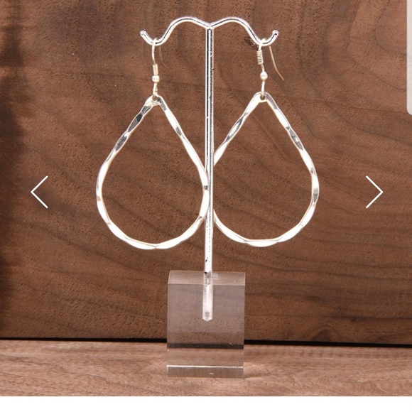 Pink House Jewelry - 💛 NWT Classic Teardrop Elisa earrings